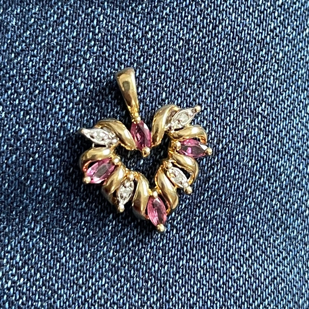 10 karat yellow gold pendant with rubies and diamonds